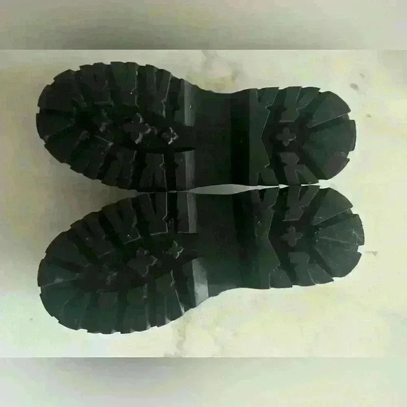 Guess black patent leather lug sole loafers with gold tone G link chain W size 8 - Picture 7 of 8